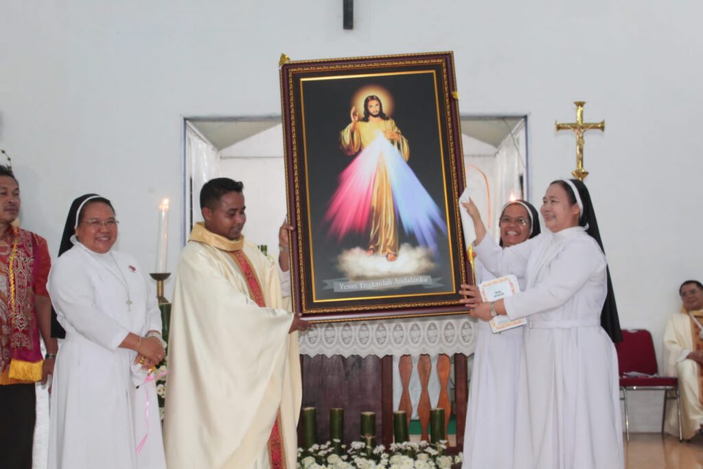 Penyerahan Gambar Yesus Kerahiman Ilahi kepada RP. Roy, CP